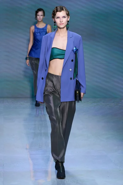 Look 16